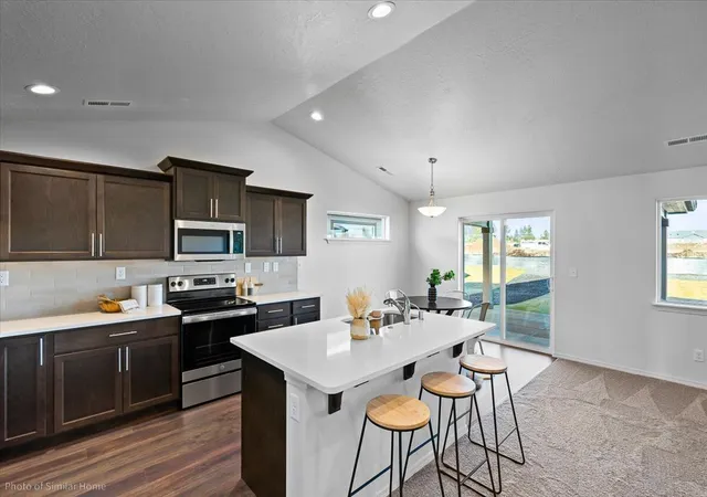 Photo 4 of Single family home for sale at 4337 W Cove Dr, Moses Lake, WA 98837 | MLS# NWM2598823 | Listing updated on 2026-10-28