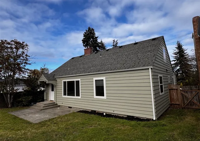 Photo 3 of Single family home for sale at 1404 E 3rd Street, Port Angeles, WA 98362 | MLS# NWM2598856 | Listing updated on 2026-10-28