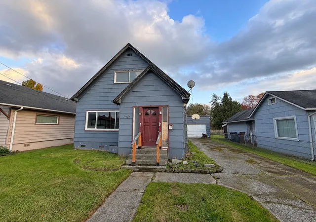 Single family home for sale at 1015 Maple St, Hoquiam, WA 98550 | MLS# NWM2598862