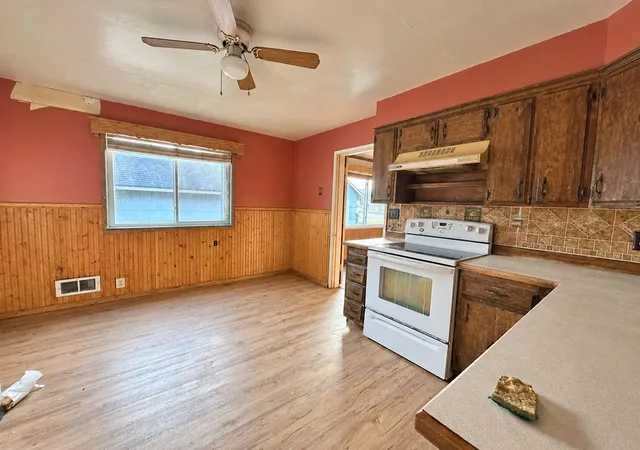 Photo 2 of Single family home for sale at 1015 Maple St, Hoquiam, WA 98550 | MLS# NWM2598862 | Listing updated on 2026-10-28