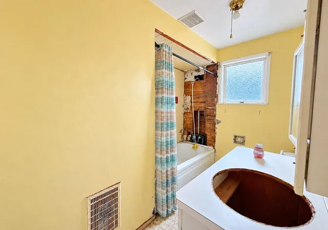 Photo 3 of Single family home for sale at 1015 Maple St, Hoquiam, WA 98550 | MLS# NWM2598862 | Listing updated on 2026-10-28