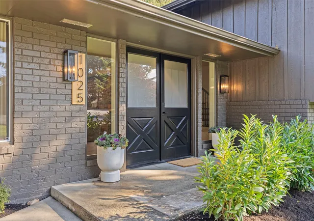 Photo 3 of Single family home for sale at 1025 Panorama Dr, Fircrest, WA 98466 | MLS# NWM2599024 | Listing updated on 2026-10-29
