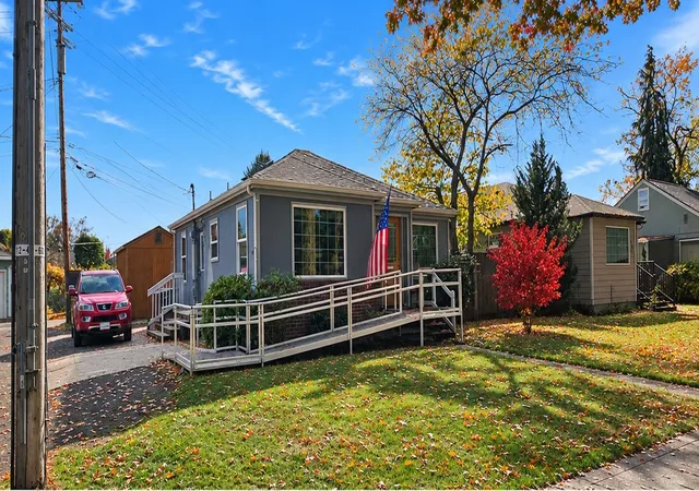 Photo 1 of Single family home for sale at 1923 Washington Way, Longview, WA 98632 | MLS# NWM2599039 | Listing updated on 2026-10-29