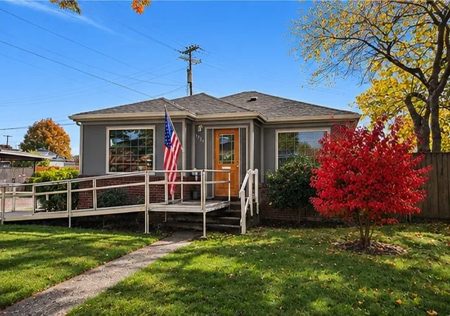 Photo 2 of Single family home for sale at 1923 Washington Way, Longview, WA 98632 | MLS# NWM2599039 | Listing updated on 2026-10-29