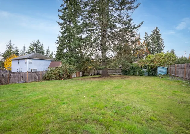 Photo 2 of Single family home for sale at 321 Rose Way, Everett, WA 98203 | MLS# NWM2599046 | Listing updated on 2026-10-30