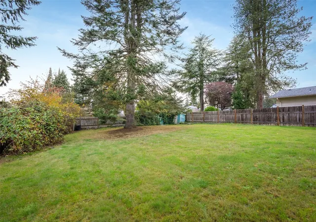 Photo 3 of Single family home for sale at 321 Rose Way, Everett, WA 98203 | MLS# NWM2599046 | Listing updated on 2026-10-30