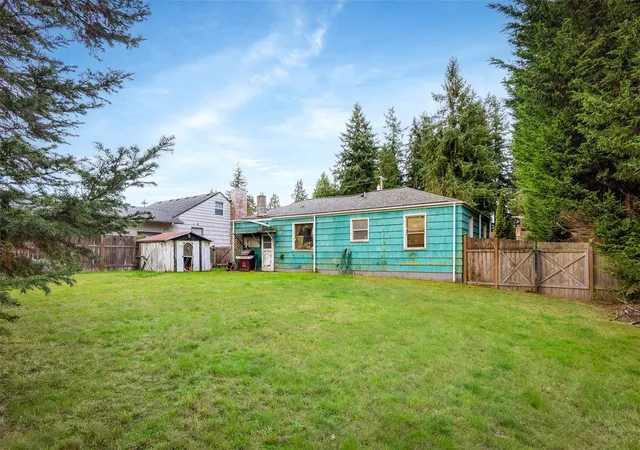 Photo 4 of Single family home for sale at 321 Rose Way, Everett, WA 98203 | MLS# NWM2599046 | Listing updated on 2026-10-30