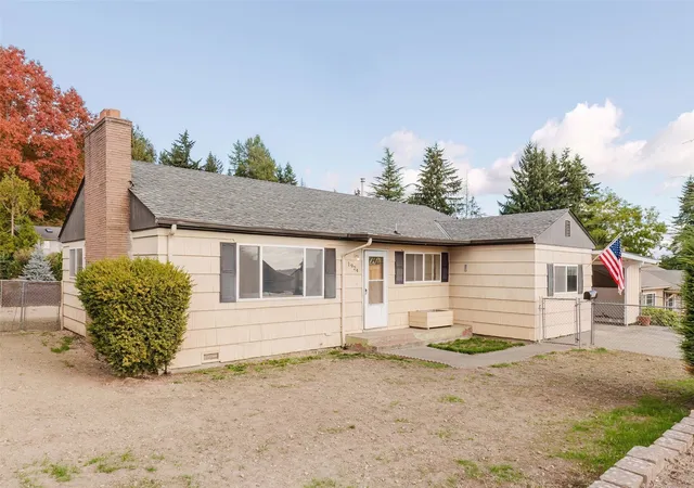 Photo 3 of Single family home for sale at 1924 Ne Virginia St, Bremerton, WA 98310 | MLS# NWM2599072 | Listing updated on 2026-10-28