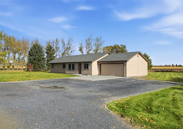 Photo 2 of Single family home for sale at 231 Lynn Rd NE, Moses Lake, WA 98837 | MLS# NWM2599123 | Listing updated on 2026-10-29