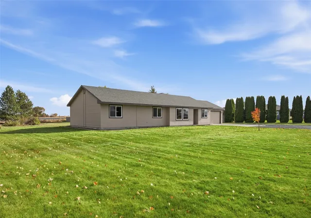 Photo 3 of Single family home for sale at 231 Lynn Rd NE, Moses Lake, WA 98837 | MLS# NWM2599123 | Listing updated on 2026-10-29