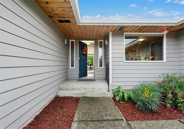 Photo 2 of Single family home for sale at 816 91 Place SE, Everett, WA 98208 | MLS# NWM2599132 | Listing updated on 2026-10-29