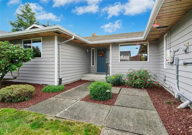 Photo 3 of Single family home for sale at 816 91 Place SE, Everett, WA 98208 | MLS# NWM2599132 | Listing updated on 2026-10-29