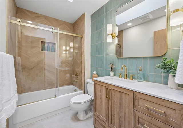 Photo 3 of Townhouse for sale at 7226 NE 171st Lane, Kenmore, WA 98028 | MLS# NWM2599162 | Listing updated on 2026-10-30