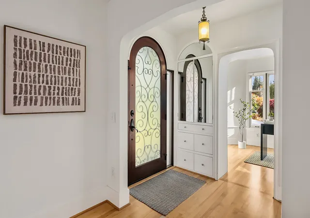 Photo 4 of Single family home for sale at 3639 Magnolia Blvd W, Seattle, WA 98199 | MLS# NWM2599178 | Listing updated on 2026-10-30