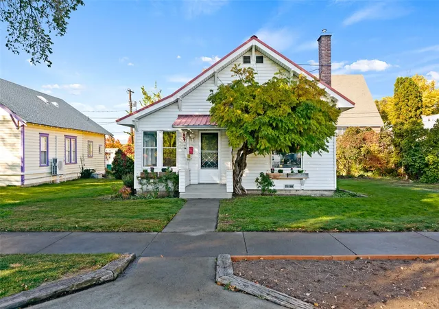 Single family home for sale at 207 N Sprague St, Ellensburg, WA 98926 | MLS# NWM2599182