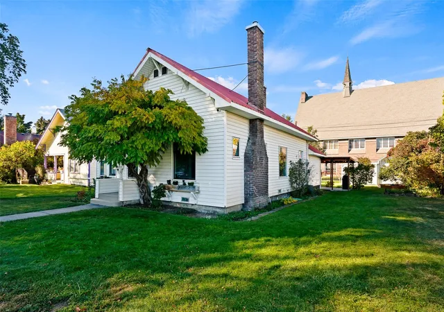 Photo 2 of Single family home for sale at 207 N Sprague St, Ellensburg, WA 98926 | MLS# NWM2599182 | Listing updated on 2026-10-29