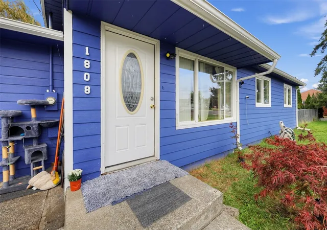 Photo 2 of Single family home for sale at 1808 Bay Ave, Aberdeen, WA 98520 | MLS# NWM2599225 | Listing updated on 2026-10-29