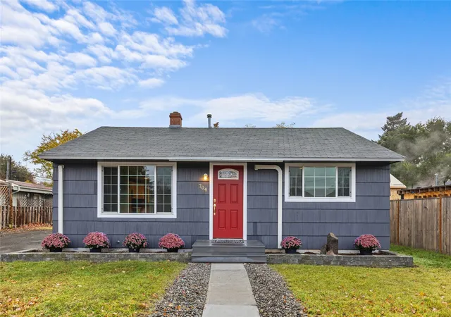 Photo 1 of Single family home for sale at 704 S Chestnut St, Ellensburg, WA 98926 | MLS# NWM2599276 | Listing updated on 2026-10-29