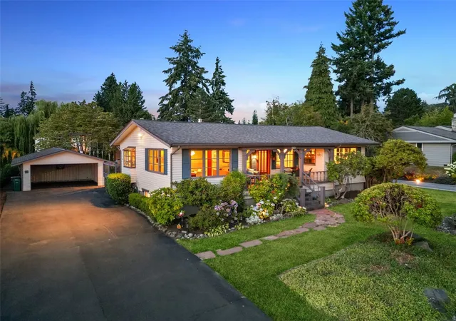 Single family home for sale at 916 18th Avenue W, Kirkland, WA 98033 | MLS# NWM2599319