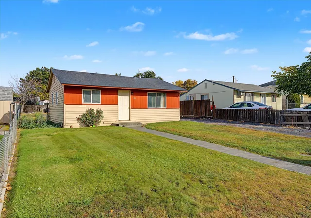 Photo 2 of Single family home for sale at 1315 E Spruce St, Othello, WA 99344 | MLS# NWM2599405 | Listing updated on 2026-10-29