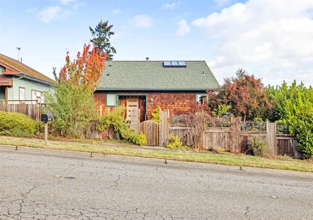 Photo 3 of Single family home for sale at 1035 W 5th Street, Port Angeles, WA 98363 | MLS# NWM2599466 | Listing updated on 2026-10-30