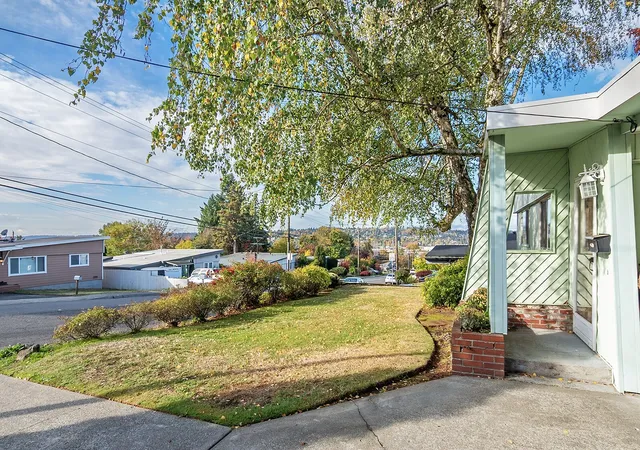 Photo 4 of Single family home for sale at 2214 NE 7th Street, Renton, WA 98056 | MLS# NWM2599493 | Listing updated on 2026-10-30