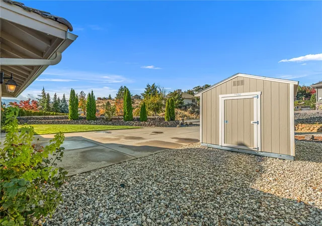 Photo 3 of Single family home for sale at 284 Stoneybrook Ln, Wenatchee, WA 98801 | MLS# NWM2599605 | Listing updated on 2026-10-30