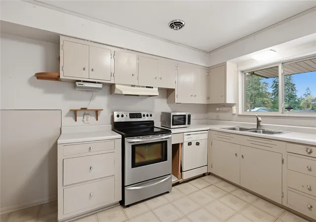 Photo 1 of Single family home for sale at 2118 Jackson Ave, Everett, WA 98203 | MLS# NWM2599788 | Listing updated on 2026-10-30