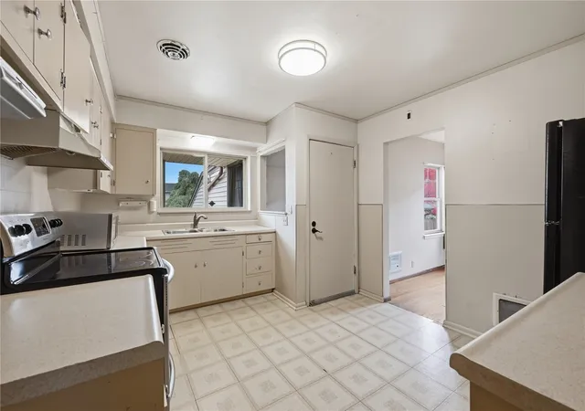 Photo 2 of Single family home for sale at 2118 Jackson Ave, Everett, WA 98203 | MLS# NWM2599788 | Listing updated on 2026-10-30