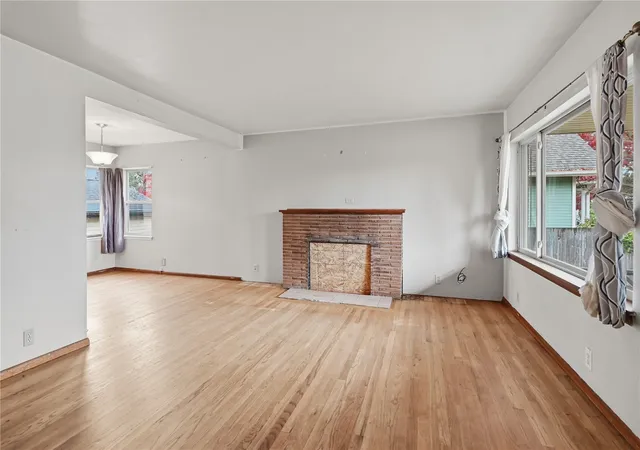 Photo 3 of Single family home for sale at 2118 Jackson Ave, Everett, WA 98203 | MLS# NWM2599788 | Listing updated on 2026-10-30