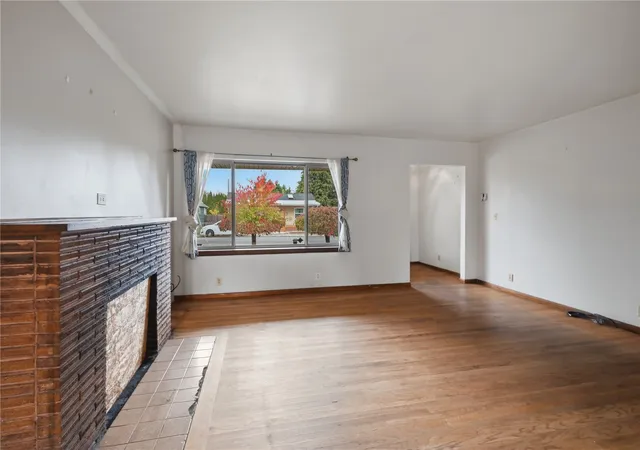 Photo 4 of Single family home for sale at 2118 Jackson Ave, Everett, WA 98203 | MLS# NWM2599788 | Listing updated on 2026-10-30