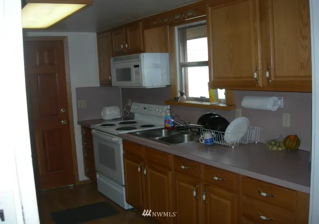 Photo 2 of Single Family Residence at 916 73rd Avenue SE, Tumwater, WA 98501 | MLS# NWM446950 | | Sold on 2014-08-29