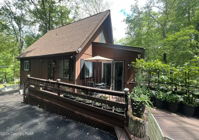 Photo 2 of Single family home for sale at 236 Regent St, Bushkill, PA 18324 | MLS# PM-116637 | Listing updated on 2025-06-29