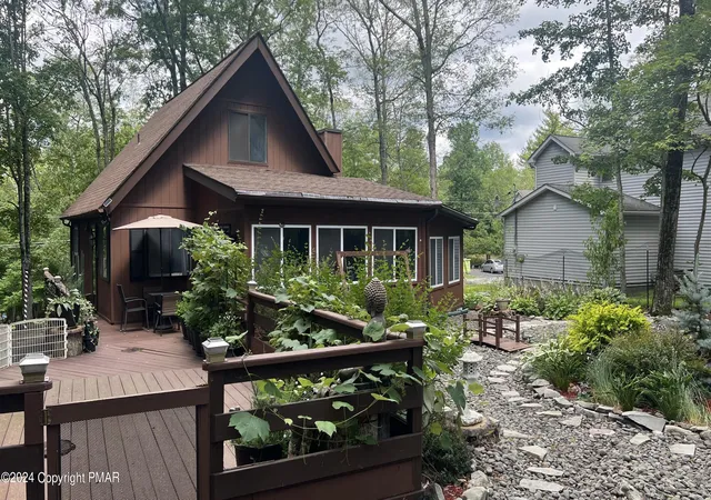 Photo 4 of Single family home for sale at 236 Regent St, Bushkill, PA 18324 | MLS# PM-116637 | Listing updated on 2025-06-29