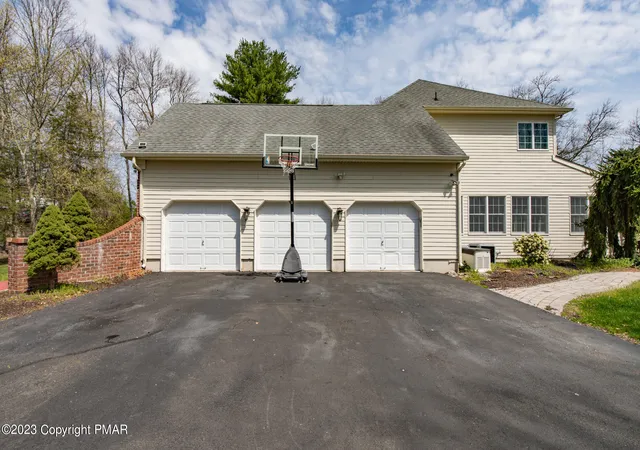 Photo 4 of Single family home for sale at 353 Great Bear Way Rd, East Stroudsburg, PA 18302 | MLS# PM-120490 | Listing updated on 2026-09-22