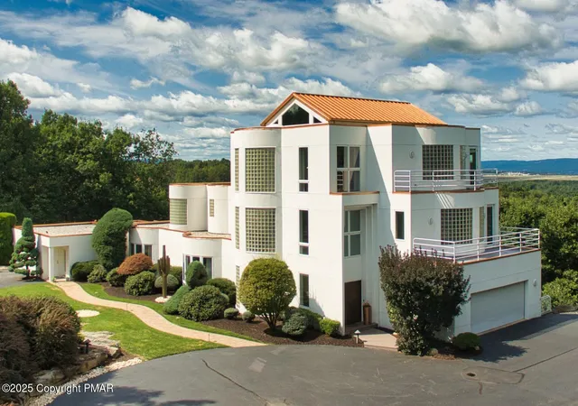 Photo 2 of Single Family Residence at 110 Glenmaura Dr, Moosic, PA 18507 | MLS# PM-121978 | | Sold on 2026-06-15