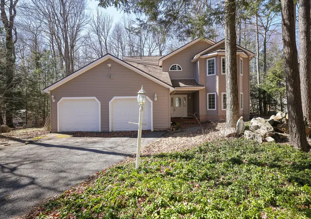 Photo 3 of Single family home for sale at 2532 Country Club Dr, Tobyhanna, PA 18466 | MLS# PM-130591 | Listing updated on 2025-12-04