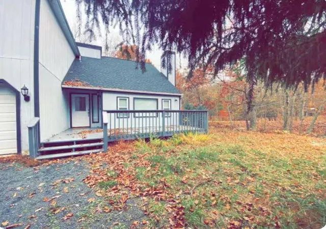 Photo 3 of Single family home for sale at 263 Canterbury Rd, Bushkill, PA 18324 | MLS# PM-131523 | Listing updated on 2025-10-24