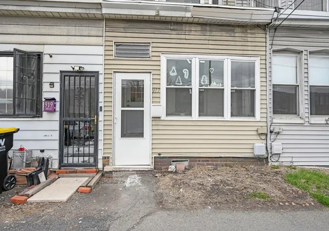 Homes for sale in Mahanoy City, PA | 917 W Centre St, Mahanoy City, PA 17948 | MLS# PM-131489