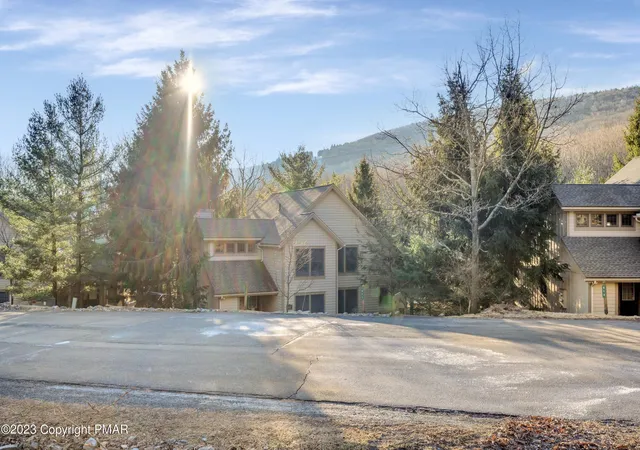 Homes for sale in Tannersville, PA | 411 Hickory Dr, Tannersville, PA 18372 | MLS# PM-131642