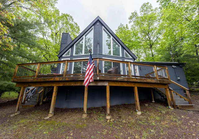 Photo 1 of Single family home for sale at 5135 E Woodbridge Dr, Bushkill, PA 18324 | MLS# PM-132201 | Listing updated on 2025-10-16