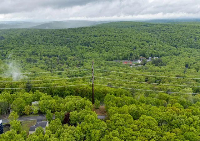 Photo 37 of Single family home for sale at 5135 E Woodbridge Dr, Bushkill, PA 18324 | MLS# PM-132201 | Listing updated on 2025-10-16
