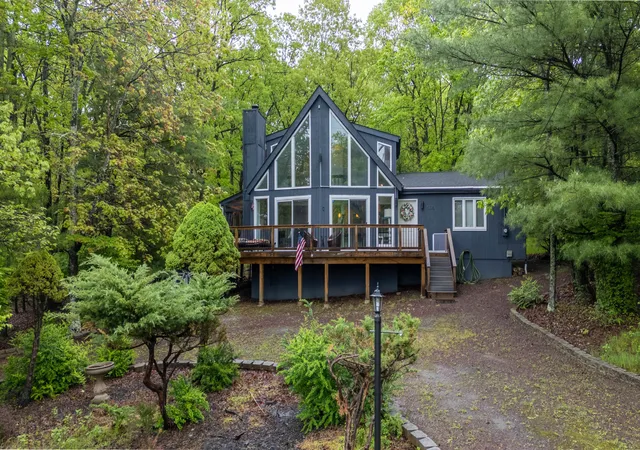 Photo 3 of Single family home for sale at 5135 E Woodbridge Dr, Bushkill, PA 18324 | MLS# PM-132201 | Listing updated on 2025-10-16