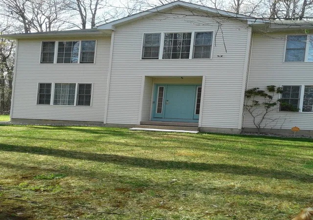 Photo 3 of Single family home for sale at 2852 Oak View Ln, Tobyhanna, PA 18466 | MLS# PM-132314 | Listing updated on 2025-08-14