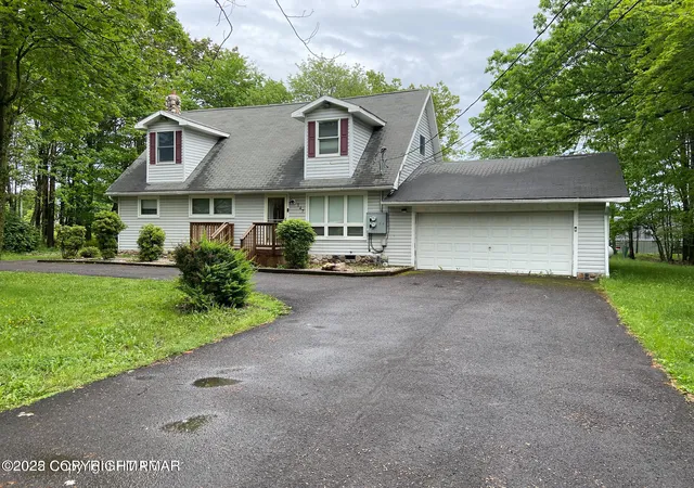 Photo 2 of Single family home for sale at 147 Summit Ave, Pocono Summit, PA 18346 | MLS# PM-137585 | Listing updated on 2025-12-04