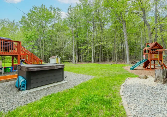Photo 5 of Single family home for sale at 417 Roosevelt Ln, Tobyhanna, PA 18466 | MLS# PM-133007 | Listing updated on 2025-09-26