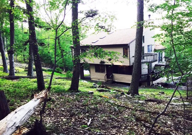 Photo 2 of Single family home for sale at 119 Sterling Cir, Bushkill, PA 18324 | MLS# PM-133404 | Listing updated on 2025-09-29