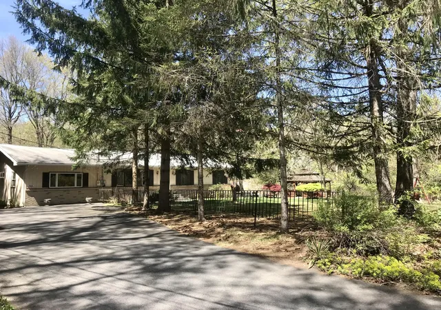 Photo 3 of Single family home for sale at 507 Black Oak Dr, Tannersville, PA 18372 | MLS# PM-133590 | Listing updated on 2025-11-02