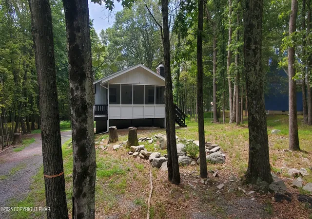 Photo 4 of Single family home for sale at 4932 Pine Ridge Dr W, Bushkill, PA 18324 | MLS# PM-133979 | Listing updated on 2025-11-24