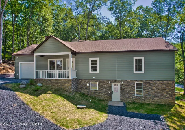 Photo 2 of Single family home for sale at 269 Stafford Dr, Bushkill, PA 18324 | MLS# PM-134497 | Listing updated on 2025-11-14